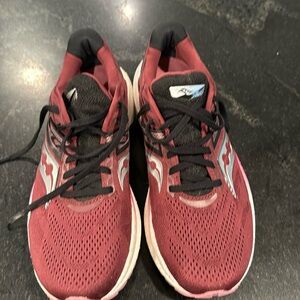 Saucony size 9.5 women’s tennis shoes